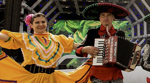 Mexicaanse zanger voor een feest in de tuin